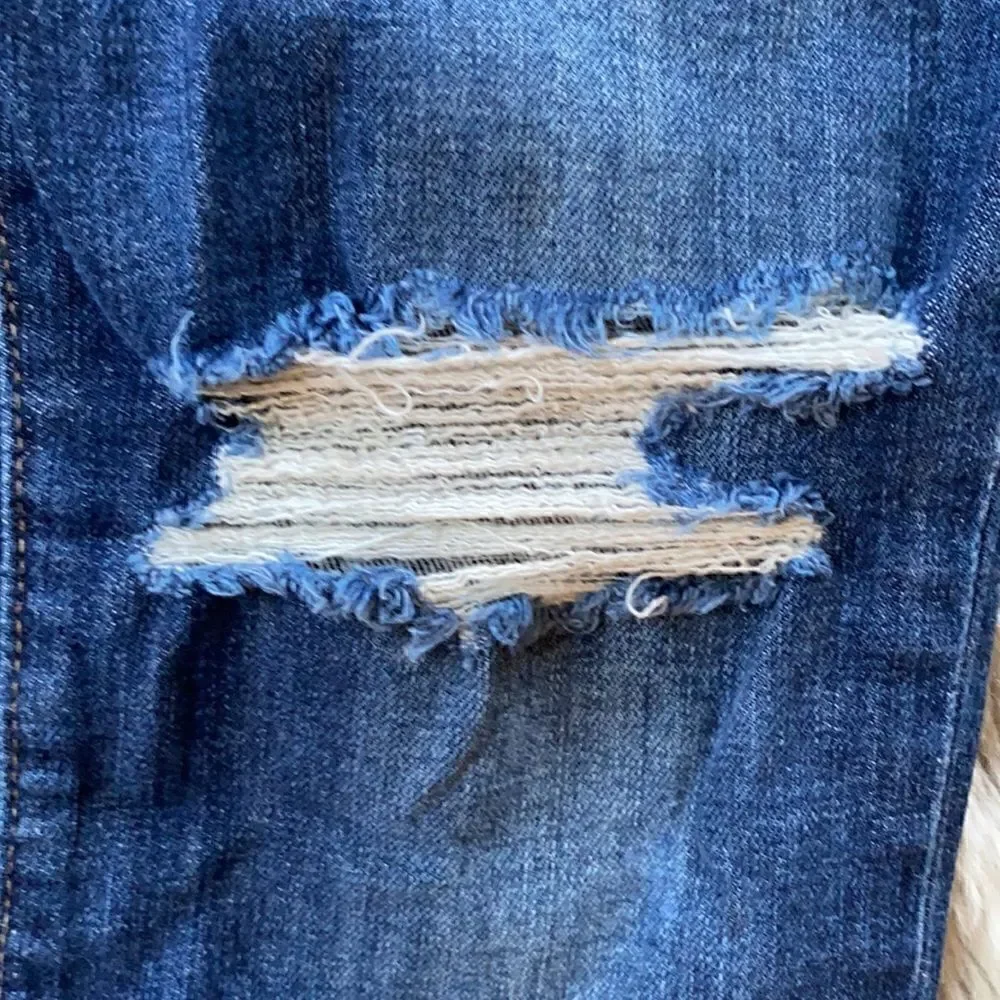 Joe’s Jeans 26 Regina Pant. Distressed denim.